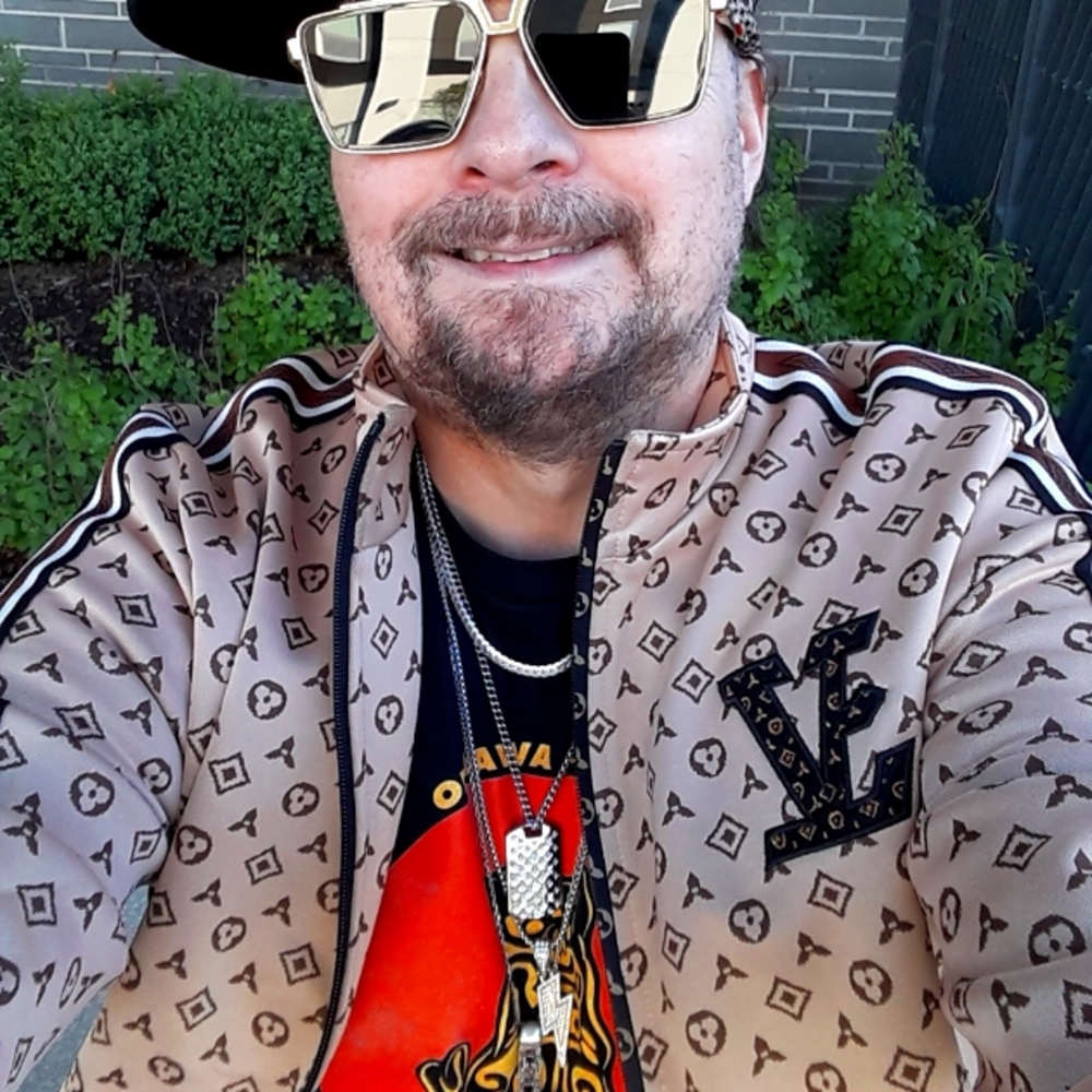 LOUIS VUITTON Eye-Catching QUALITY DETAILING: Black & Gold EMBROIDERED Logo 🤴👸